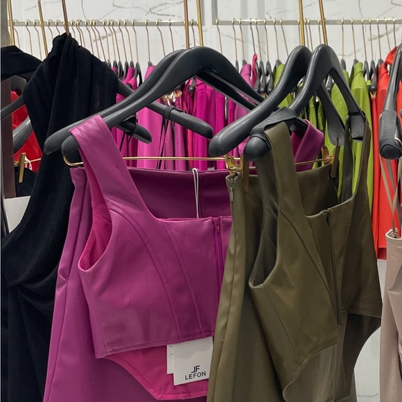 Elegant Faux Lether High-Waist Fitted Shorts - Picture 2 of 2